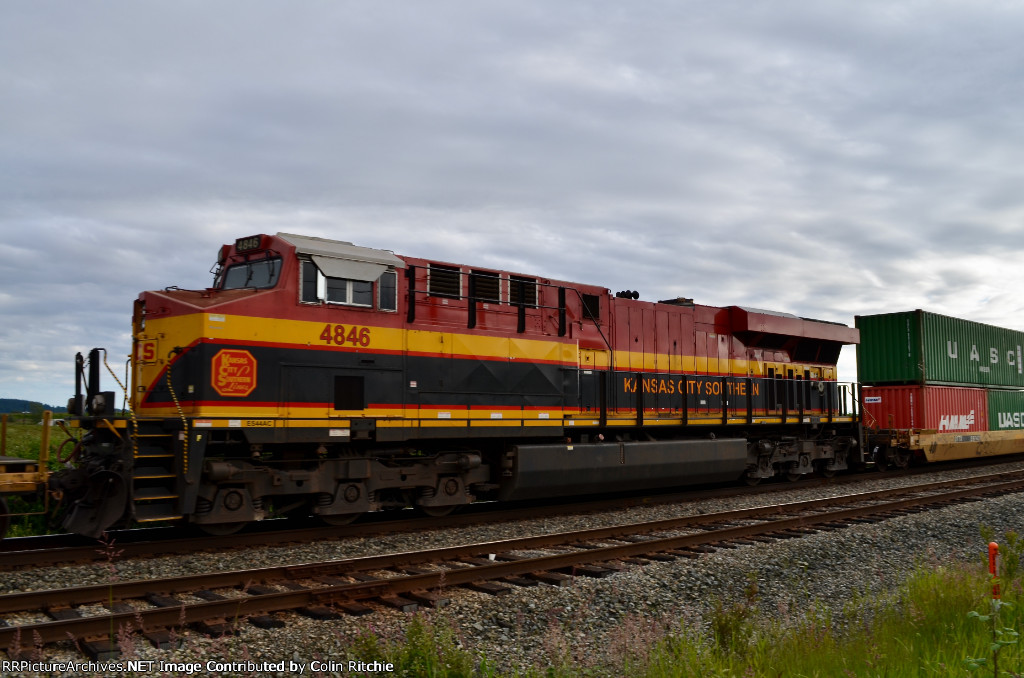 Mid train DPU KCS 4846 on a CP unit stack train E/B through Colebrook